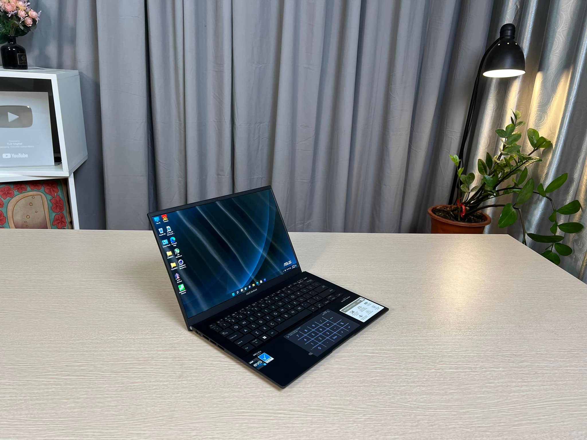 Laptop Asus Zenbook 14 Q409 ZA-2.jpeg